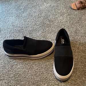 Clark’s Womens Slip on sneakers